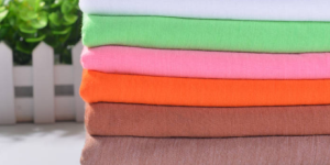 What are the advantages and disadvantages of knitted fabrics?