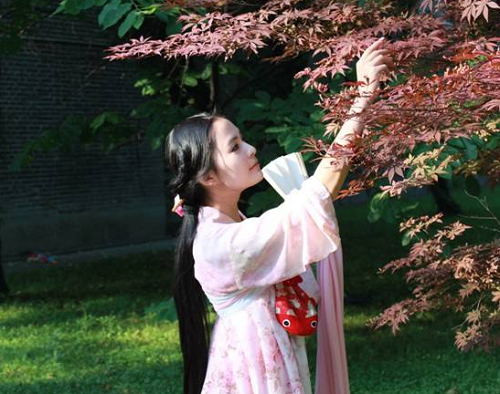 What are the fabrics of Hanfu?